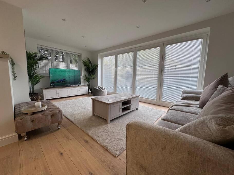Апартаменты 2Bed Ground Floor Flat + Garden Sunningwell Экстерьер фото