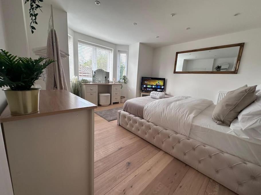 Апартаменты 2Bed Ground Floor Flat + Garden Sunningwell Экстерьер фото