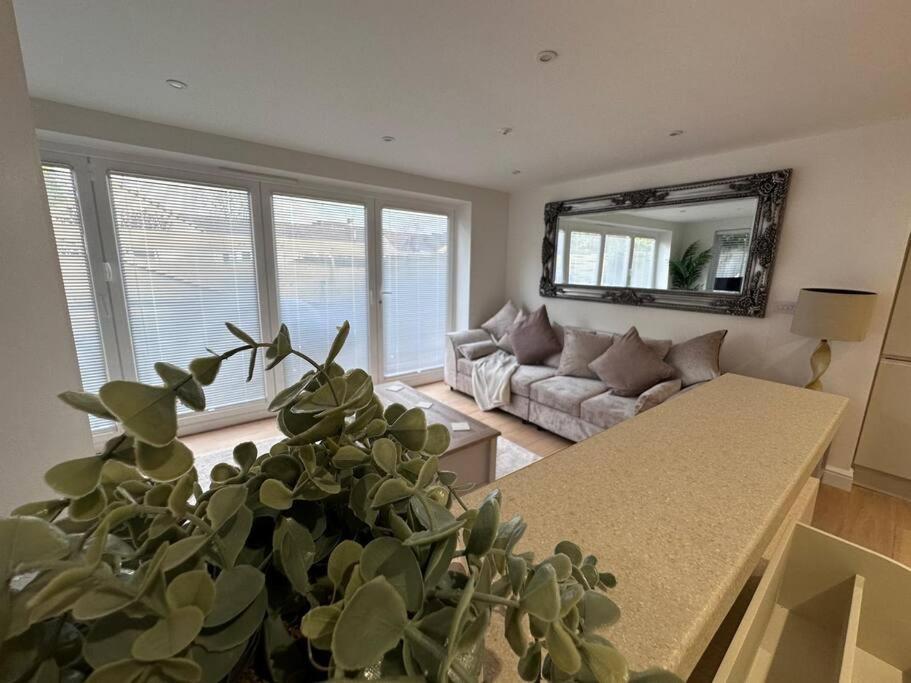 Апартаменты 2Bed Ground Floor Flat + Garden Sunningwell Экстерьер фото