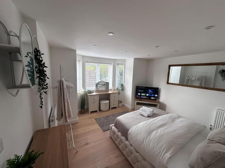 Апартаменты 2Bed Ground Floor Flat + Garden Sunningwell Экстерьер фото