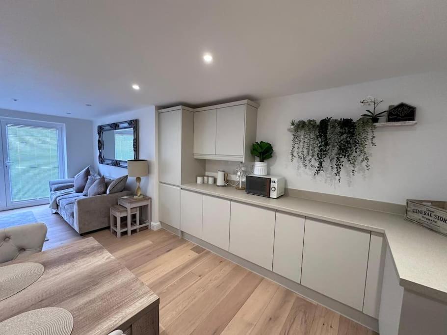 Апартаменты 2Bed Ground Floor Flat + Garden Sunningwell Экстерьер фото
